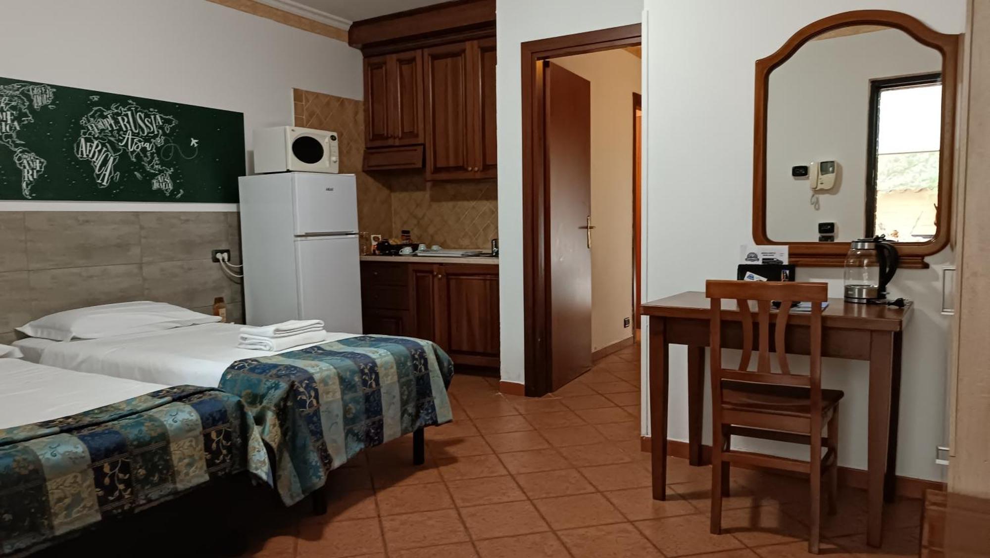Euro House Inn Airport Fiumicino Bagian luar foto