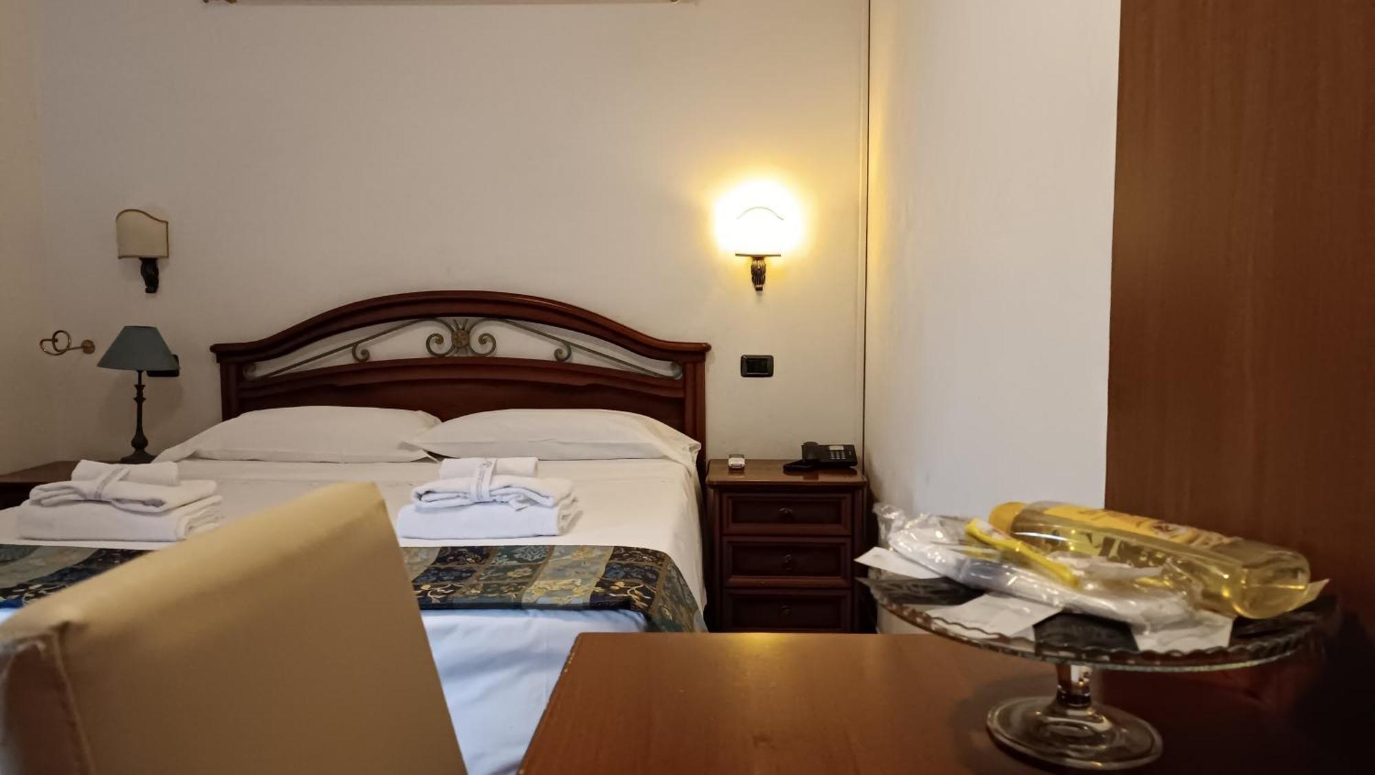 Euro House Inn Airport Fiumicino Bagian luar foto