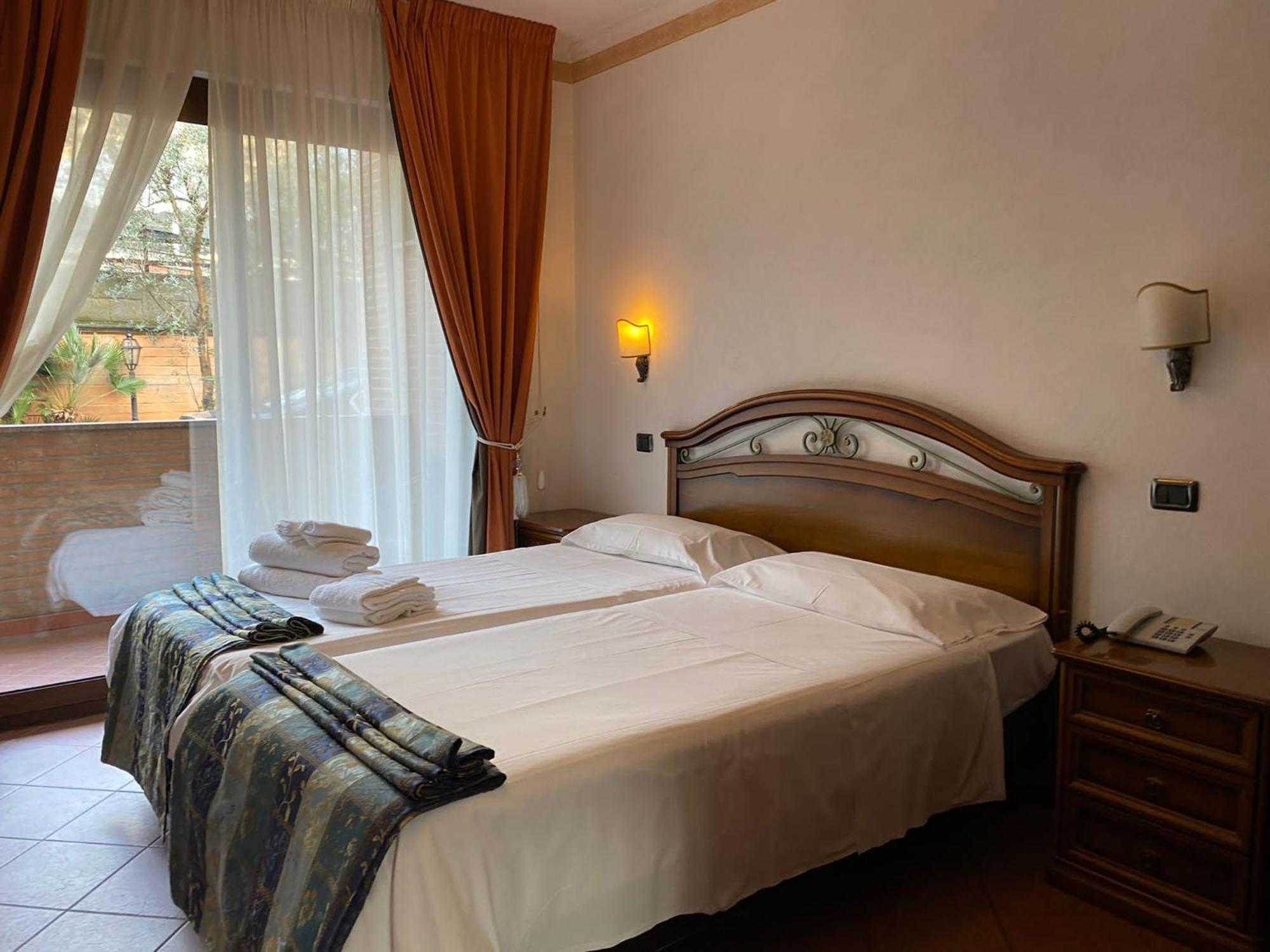 Euro House Inn Airport Fiumicino Bagian luar foto