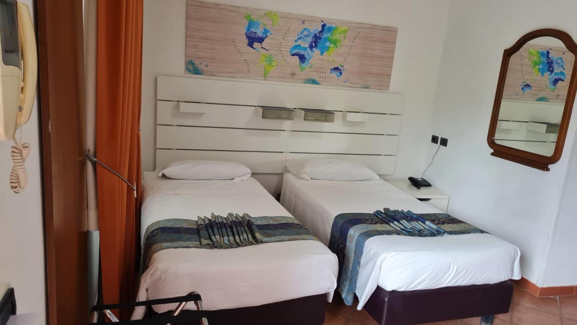 Euro House Inn Airport Fiumicino Bagian luar foto